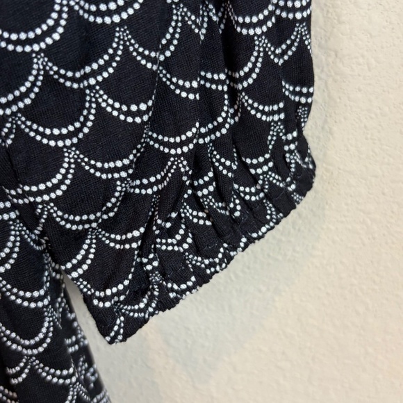Michael Michael Kors Black with White Scalloped Print 3/4 Sleeves Blouse; Size M - Picture 4 of 10